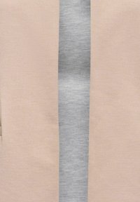 Tissu de couleur pêche avec une bande grise centrale, présentant un motif de tissage texturé et une finition lisse.