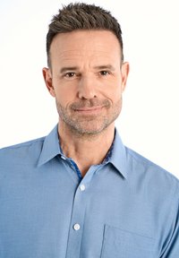 Vaalea sininen paita, jossa on teksturoitu pinta, napitettava etuosa ja kuvioitu sininen sisäkaulus. Varustettu rintataskulla ja klassisella kaulustyylillä.