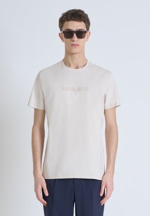 REGULAR FIT IN WITH FOAM LOGO - Print T-shirt - paper