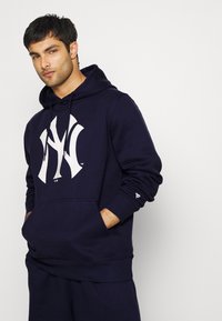 Fanatics MLB NEW YORK YANKEES ESSENTIALS CREST GRAPHIC HOODIE - Kapuutsiga pusa - navy