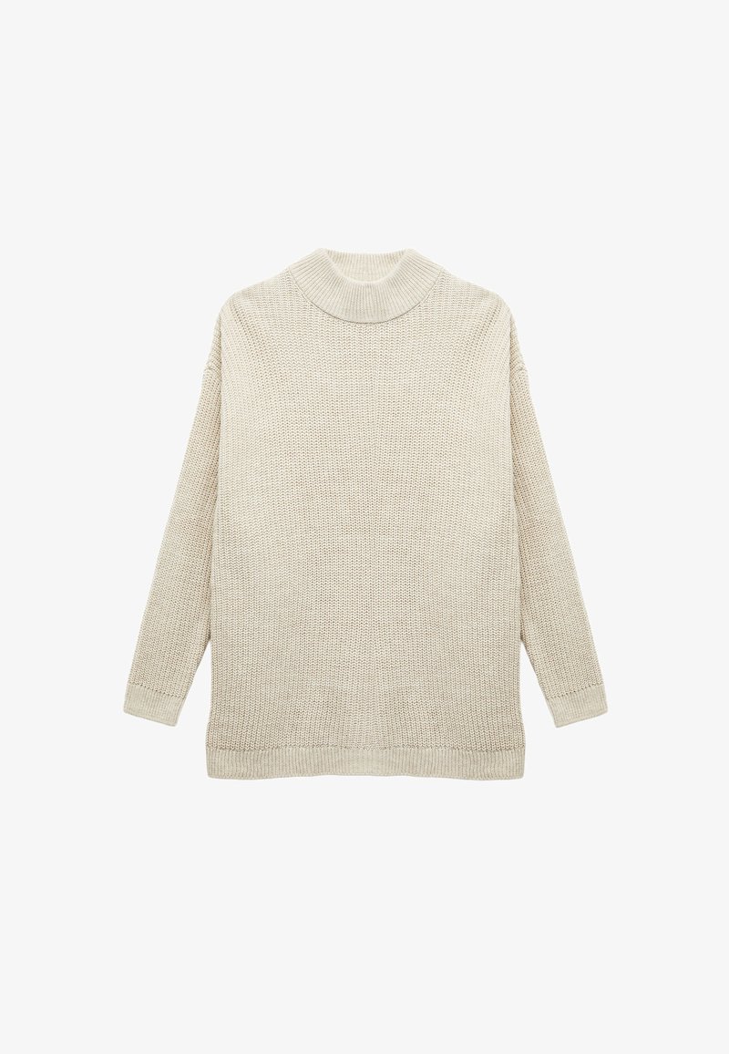 Beige striktrøje med høj hals, lange ærmer og løs pasform. Den strukturerede stof og ribbede manchetter og kant giver en subtil detalje.