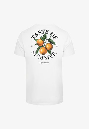 Hvit t-skjorte med illustrasjon av tre appelsiner på en gren, omgitt av teksten "SMAK AV SOMMEREN" og mindre tekst "Liquid Sunshine" på ryggen.