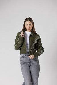 Olivgrön läderbomberjacka med dragkedja fram, ribbade ärmslut och bröstficka, kombinerad med högmidjade grå jeans.