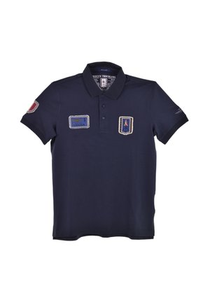 Polo shirt blu navy in cotone, con tre toppe ricamate sul davanti: dettagli rossi, blu e bianchi. Colletto classico e maniche corte.
