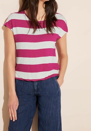 Kurzärmliges Hemd mit pink-weißen Streifen aus einem weichen Material, locker geschnitten und mit Rundhalsausschnitt, kombiniert mit dunkelblauen weiten Jeans.