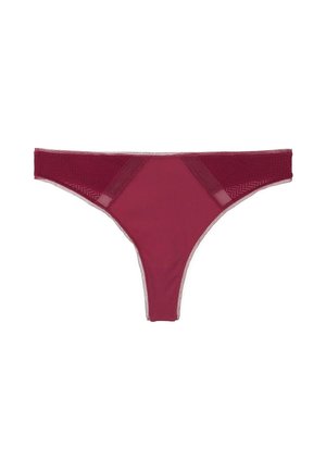 String bordeaux avec un devant uni, des panneaux latéraux en mesh et des coutures décoratives. Présente une coupe basse et une texture douce.