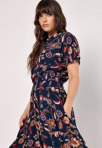 Apricot SARASA FLORAL  - Skjortklänning - navy