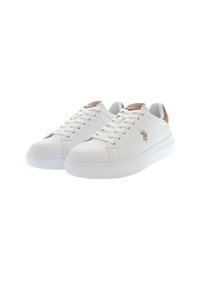 Bílé kožené tenisky se hladkým povrchem, kulatou špičkou, vyvýšenou bílou podrážkou a hnědými akcenty na patě a detailech loga.