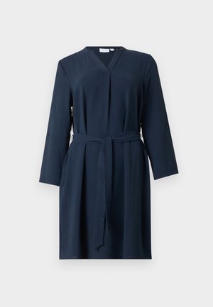 Marineblaues knielanges Kleid mit langen Ärmeln, V-Ausschnitt und passendem Stoffgürtel, der in der Taille gebunden ist, vor neutralem Hintergrund dargestellt.