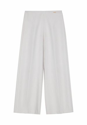 Jasnoszare spodnie o szerokich nogawkach z zakładkami, z małą metką marki na pasku. Brak widocznych kieszeni i ozdób.