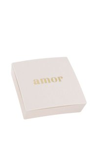 Kvadratisk, blek rosa låda med en slät yta, som har ordet "amor" i guldskrift på toppen. Enkel och elegant design.