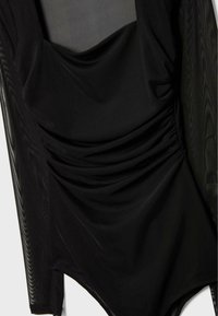 Schwarzer, durchsichtiger Netz-Body mit langen Ärmeln, gerafftem Stoffdetail vorne und quadratischem Ausschnitt.