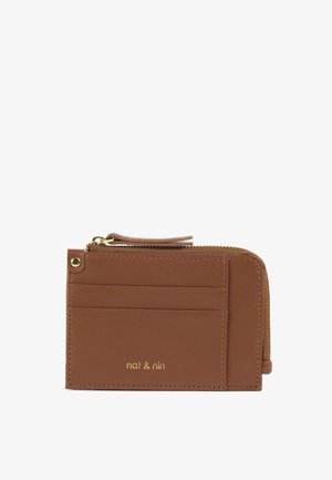 Portafoglio marrone in pelle con chiusura a zip, molteplici scomparti per carte, accessori dorati e una texture liscia. Presenta il logo del marchio impresso sul davanti.