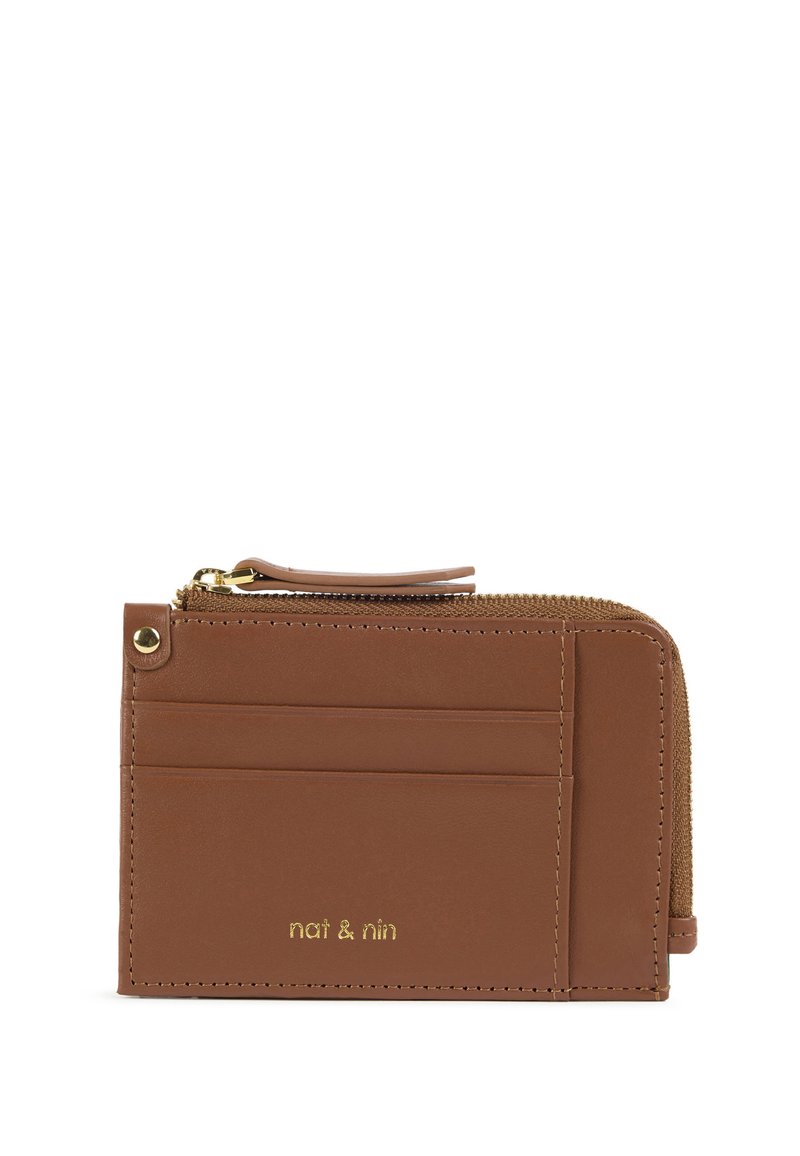 Portefeuille en cuir marron avec fermeture éclair, plusieurs emplacements pour cartes, ferrures dorées et texture lisse. Logo de la marque embossé sur le devant.