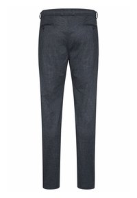 Pantalon gris foncé sur mesure avec passants de ceinture, poches arrière boutonnées et un motif à carreaux subtil, vu de dos.