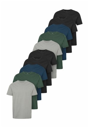 Stak af ni enkle t-shirts med rund hals i sort, navyblå, grøn og grå, arrangeret i et diagonalt mønster på hvid baggrund.