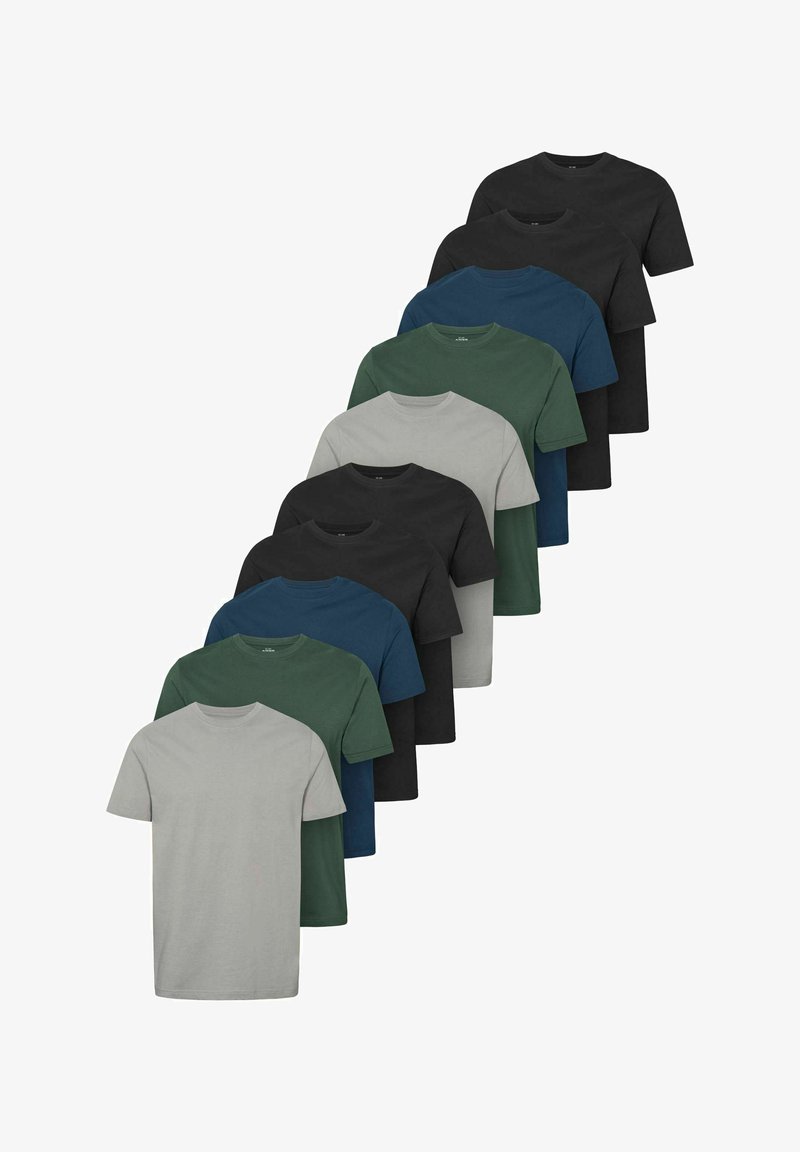 Zloženi sklad majic z okroglim izrezom, devet kosov v barvah črne, temno modre, zelene in sive, razporejeni diagonalno na belem ozadju.