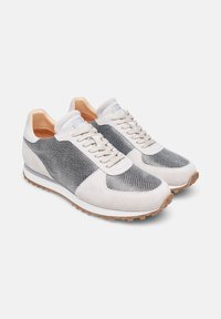 Herren-Sneaker mit einem grauen Mesh-Obermaterial und hellgrauen Wildlederakzenten, ausgestattet mit einer Gummisohle und cremefarbenen Schnürsenkeln. Abgerundete Zehenform.