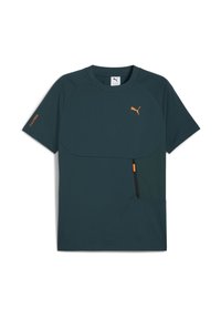 Dunkelblau-grün Kurzarm-Puma-Shirt mit orangefarbenem Logo auf der Brust, "PUMATECH"-Text auf dem Ärmel und einer mit Reißverschluss versehenen Tasche auf der Vorderseite rechts.