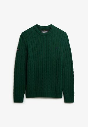Grøn strikket sweater med kabelmønster, rund hals, ribbede manchetter og kant, med et lille logo på skulderen.