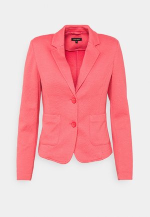 Koraalroze damesblazer met twee knopen, rever met inkeping, lange mouwen en voorzakken in een gestructureerde stof.