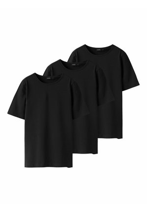 Drei schlichte schwarze T-Shirts mit kurzen Ärmeln und Rundhalsausschnitt, überlappend, vor weißem Hintergrund.