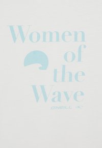 Weißes T-Shirt mit hellblauer Aufschrift "Women of the Wave" und der Marke "O'Neill", versehen mit einem Wellen-Icon. Weicher Stoff, lässige Passform.