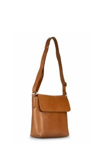 Sac à bandoulière en cuir marron clair avec une seule sangle réglable, une fermeture à rabat et une texture lisse. Présente un embossage discret du logo à l'avant.