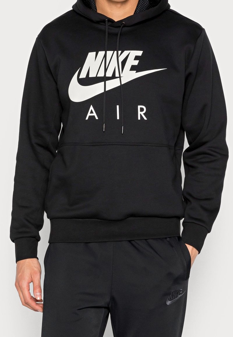 Sudadera negra de Nike con el logo blanco "AIR", material suave, capucha ajustable con cordón, puños y dobladillo acanalados, y un bolsillo tipo canguro.