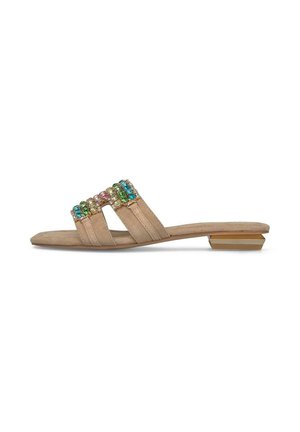 Sandalía plana deslizante beige con tacón geométrico bajo y tres tiras adornadas con piedras preciosas azul, verde y rosa.