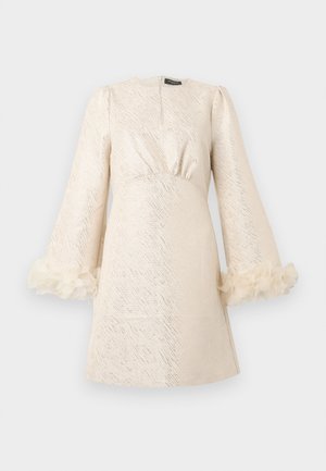 Kortærmet kjole i tekstureret cremet stof med et subtilt skær. Kjolen har klokkeærmer med bløde, gennemsigtige flæsekanter ved ærmerne.