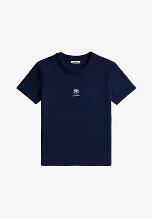 Tricou albastru marin cu mâneci scurte, cu model reiat, decolteu rotund și logo alb brodat "M Prohibited" centrat pe piept.
