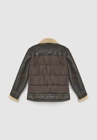 Doudoune marron avec un haut en cuir, un col en fourrure et un corps texturé. Elle possède des poignets côtelés et une coupe ajustée au niveau de la taille.