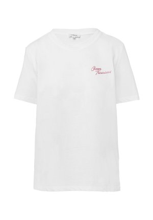 Weißes T-Shirt aus Baumwolle mit kurzen Ärmeln und Rundhalsausschnitt. Mit rotem gesticktem Text "Ozeanschätze" auf der linken Brust.