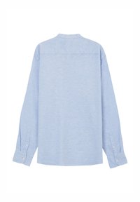 Camicia azzurra chiaro a maniche lunghe con polsini abbottonati, colletto e un tessuto liscio e testurizzato. La vista posteriore mostra un design semplice e minimalista.