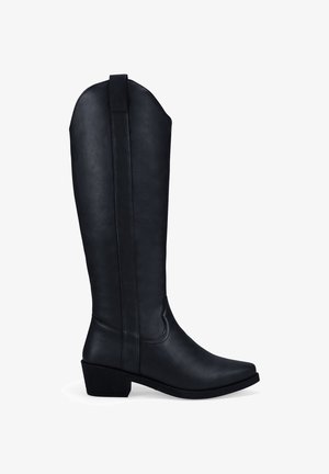 Bottes noires montantes en cuir synthétique lisse. Bout carré, petit talon carré et détails de couture subtils.