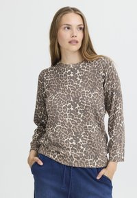 Brauner Langarmpullover mit Leopardenmuster in verschiedenen Braunt�önen und Creme. Rippbündchen am Kragen und an den Ärmeln. Weiche Textur.