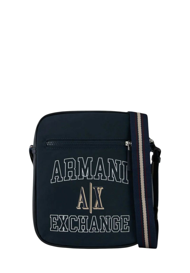 Borsa a tracolla blu navy con testo del logo bianco e metallico. Presenta una tasca con zip e una tracolla regolabile a righe. Texture liscia.