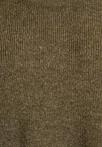 Oliivivihreä neulottu kangas, jossa on pystysuora ribbitekstuuri, ja se on pehmeä sekä hieman karhea ulkonäöltään.