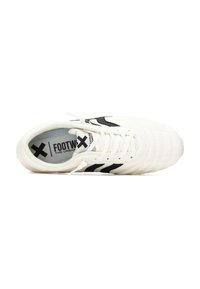 Zapato deportivo blanco con acentos negros, superficie texturizada y cordones. Cuenta con un interior acolchado y un logo en la plantilla.