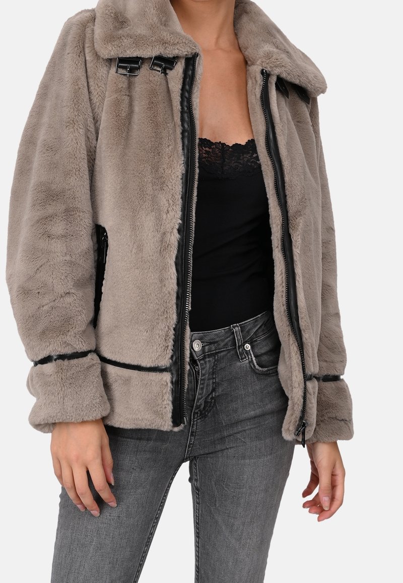 Faux pälsjacka i ljusgrå med svart dragkedjestängning, bred krage och accentstygning. Har sidofickor och uppvikt ärm.