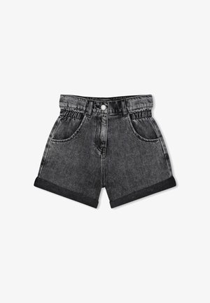 Shorts in denim nero con vestibilità comoda, orlo rivoltato, tasche frontali e dettagli sottili con borchie. Realizzati in materiale testurizzato e resistente.