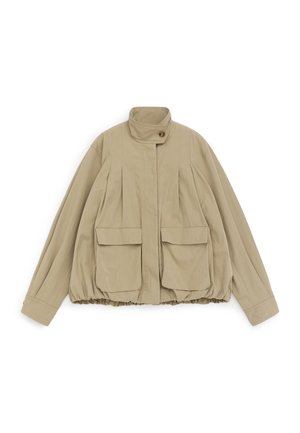 Veste beige clair avec col montant, fermeture à boutons sur le devant, deux grandes poches à rabat, manches longues et ourlet élastique plissé.