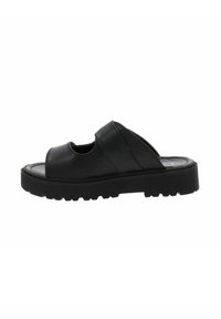 Sandalo slide in pelle nera con due larghe cinghie. Presenta una suola spessa con motivo per una maggiore aderenza e comfort. Design a punta aperta arrotondata.