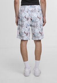 Shorts med fargerikt, marmorerte mønster i grått, hvitt, rosa og blått. Laget av lett stoff med elastisk linning.