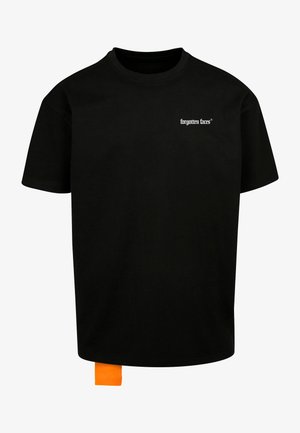 Crna pamučna majica s kratkim rukavima, s bijelim logotipom "zaboravljena lica" na prednjem dijelu i narančastom etiketom na rubu.