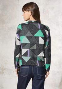 Dames long-sleeve top met geometrische patronen in groen, grijs en paars op een donkere achtergrond, ontworpen met een ronde halslijn en een relaxte pasvorm.