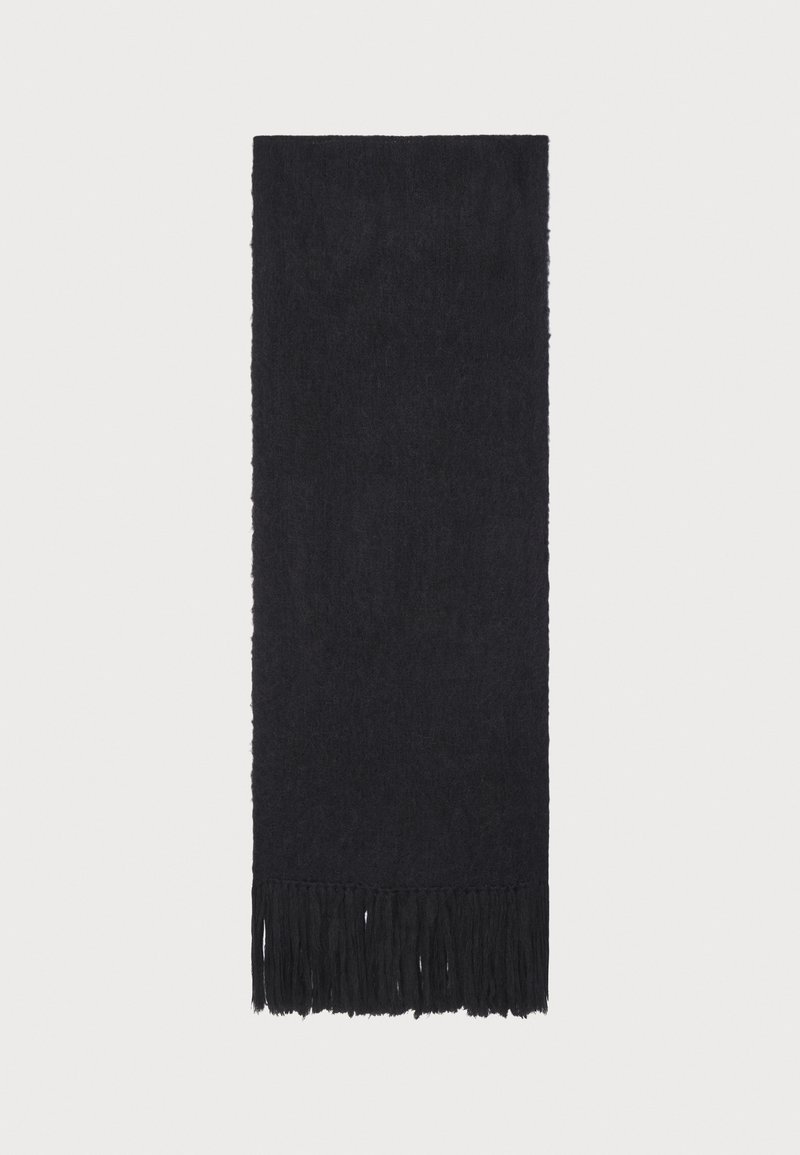 Fular negru dintr-un material moale, cu o textură netedă și capete desfăcute. Are o formă rectangulară și măsoară aproximativ 180 cm x 50 cm.