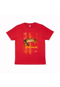 Rød bomulds T-shirt med et grafisk print af en krabbe, teksten "NORTH PACIFIC" og farverige abstrakte elementer i gul og orange.