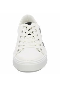Sneaker bianco con tomaia in pelle testurizzata, accenti neri, punta rotonda, lacci piatti e suola in gomma con battistrada a disegno.